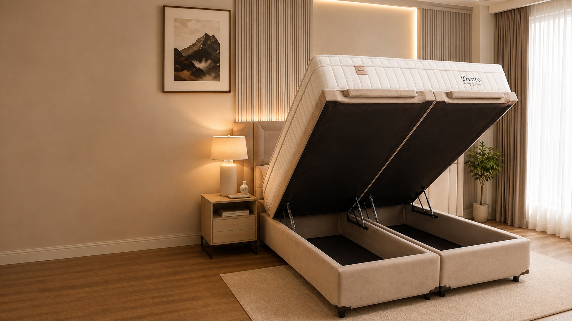 Cama box baú bege de base bipartida em um quarto escuro, com as duas tampas levantadas e sustentadas pelos pistões, mostrando os compartimentos internos vazios.
